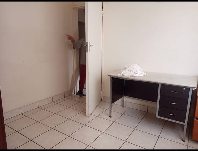 9 BEDROOM FREESTANDING FOR SALE IN KEMPTON PARK WEST